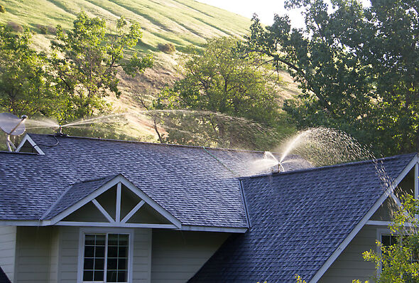 Binalar ve yapılar için yangın koruması sağlamak üzere, beyaz plakalı R3030 Rotator®’u, çatı çıkıntıları üzerine monte edin.
