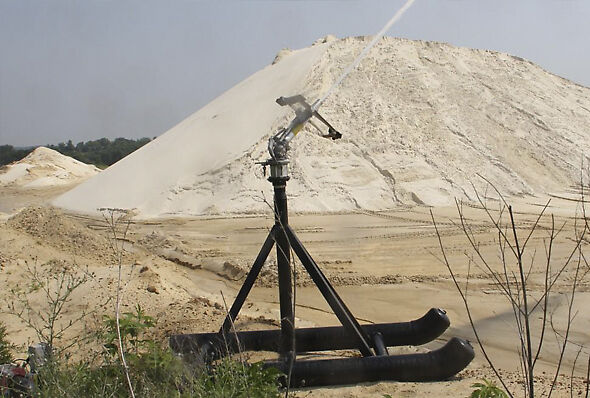 مرشة Big Gun®‎ على مزلجة في منجم استخراج الرمال.